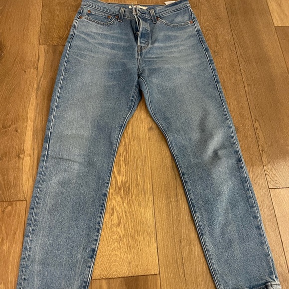 Levi's Medium Wash Cropped Ankle Jeans - Picture 3 of 8